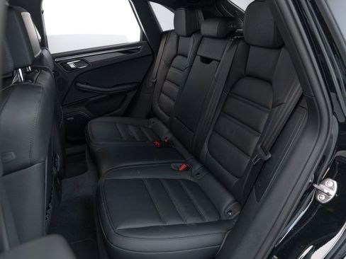 Certified 2025 Porsche Macan image 32
