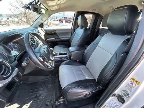 Used 2017 Toyota Tacoma SR5 image 21