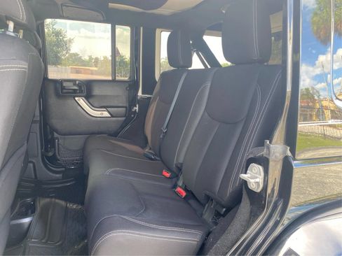 Used 2016 Jeep Wrangler Unlimited Sahara w/ Connectivity Group AWD/4WD image 10