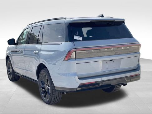 New 2026 Lincoln Navigator Reserve w/ Jet Appearance Package AWD/4WD image 3