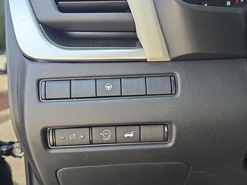 Certified 2025 Nissan Rogue SV FWD image 29