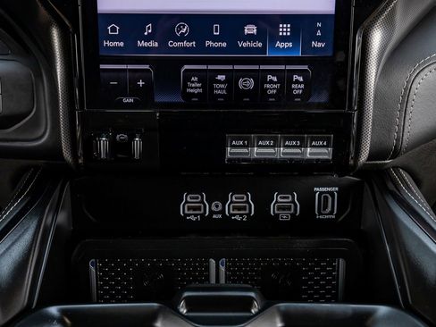 Used 2025 RAM 3500 Limited AWD/4WD image 28