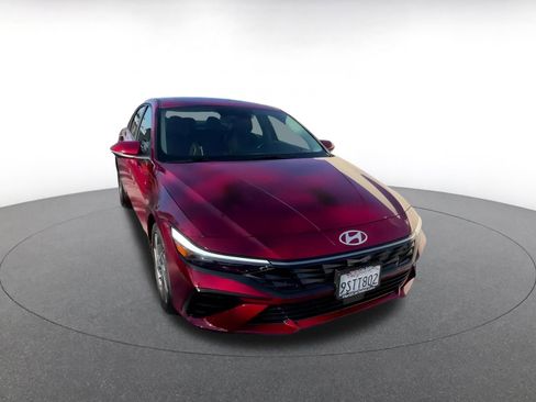 Used 2025 Hyundai Elantra Limited image 23