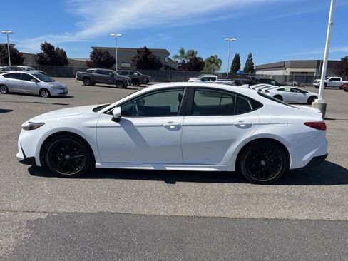 Used 2025 Toyota Camry SE image 8