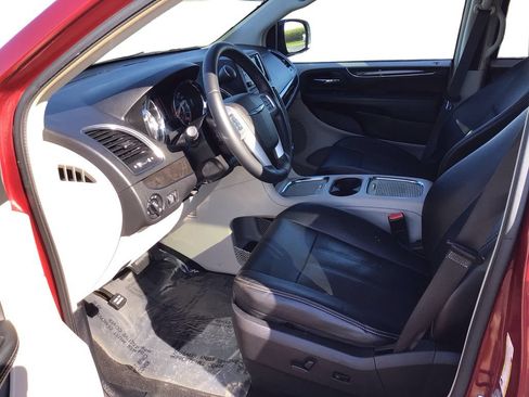 Used 2015 Chrysler Town & Country Touring-L w/ Driver Convenience Group FWD image 9