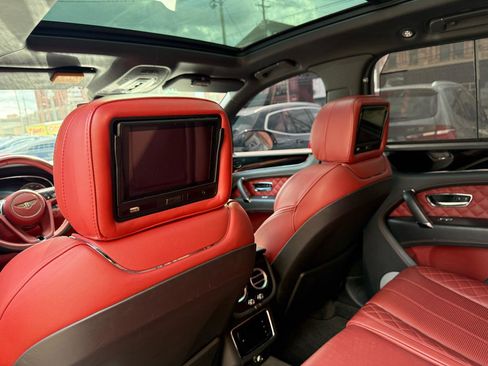 Used 2018 Bentley Bentayga Onyx Edition image 10