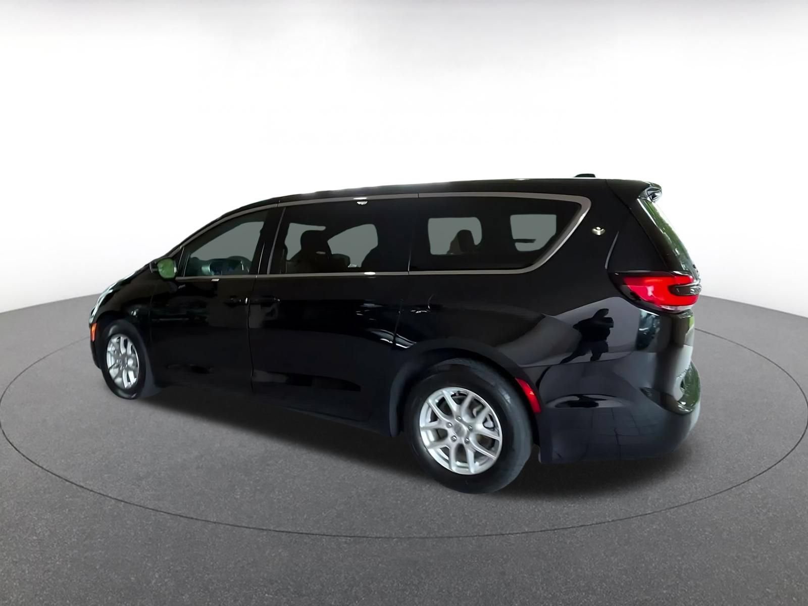 Used 2025 Chrysler Pacifica Select FWD image 8
