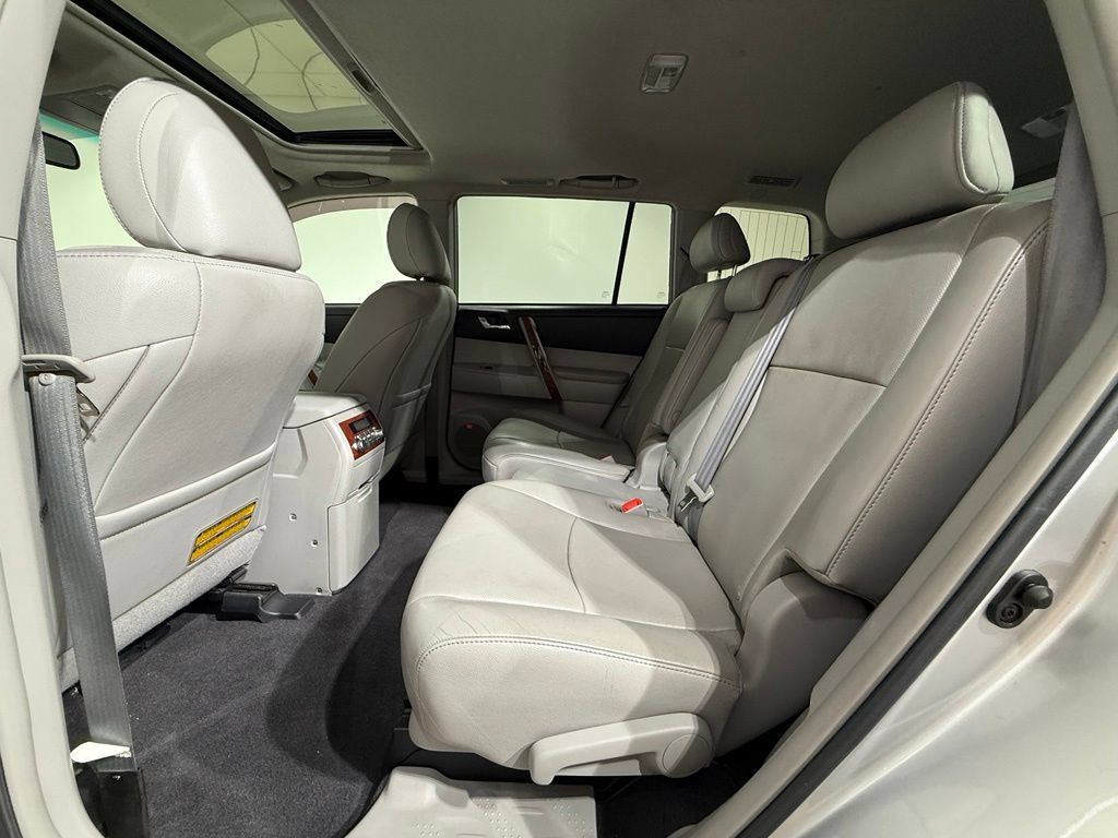 Used 2013 Toyota Highlander Limited AWD/4WD image 20