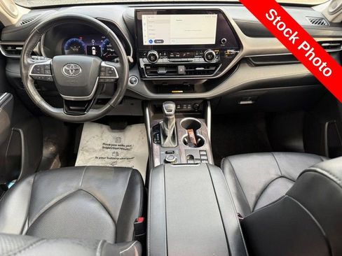 Used 2024 Toyota Highlander Limited image 14