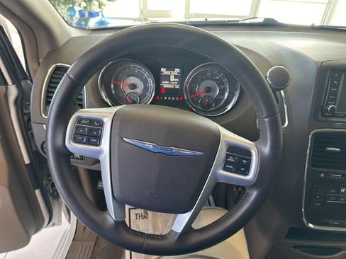 Used 2016 Chrysler Town & Country Touring image 13