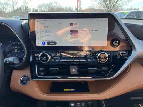 Used 2023 Toyota Highlander Platinum image 18