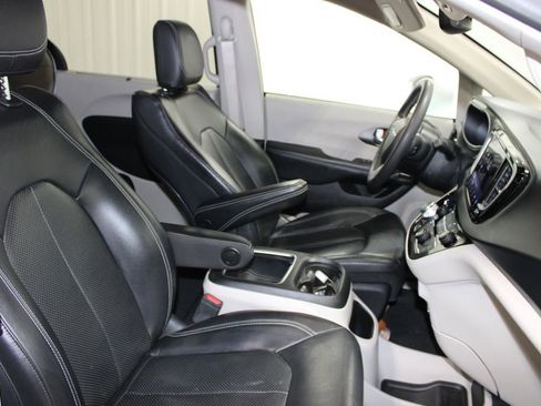 Used 2022 Chrysler Pacifica Touring-L FWD image 30