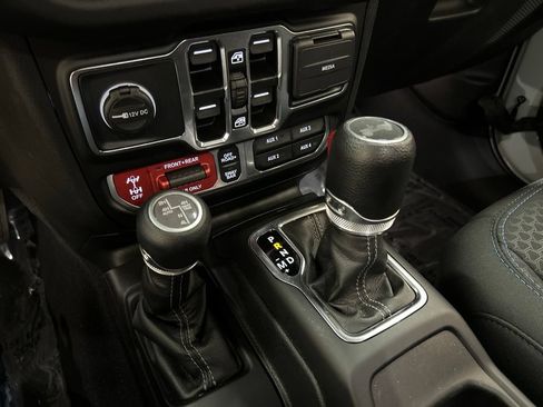 Used 2024 Jeep Wrangler Unlimited Rubicon 4xe w/ Technology Group AWD/4WD image 23