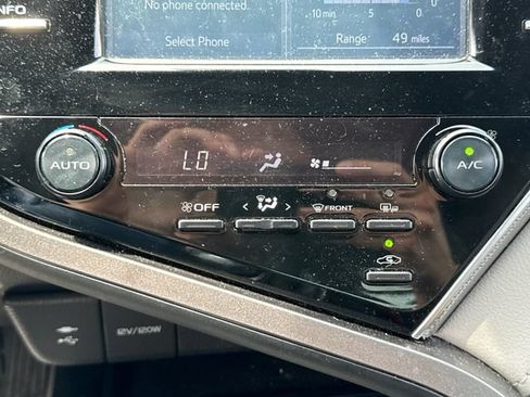 Used 2018 Toyota Camry SE w/ Moonroof Package FWD image 30