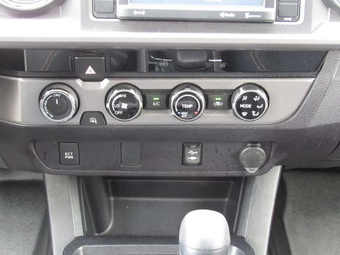 Certified 2017 Toyota Tacoma SR5 AWD/4WD image 29