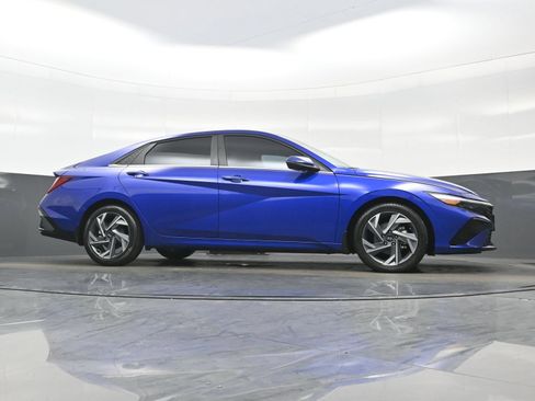 Certified 2025 Hyundai Elantra Limited FWD image 32