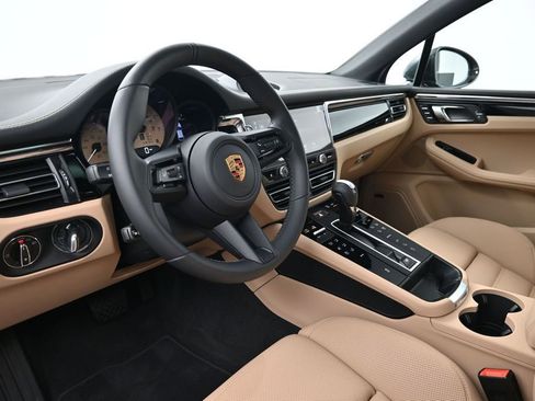 Certified 2026 Porsche Macan AWD/4WD image 4