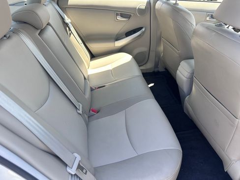 Used 2015 Toyota Prius Four w/ Preferred Accessory Package FWD image 9