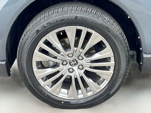Used 2024 Toyota Venza XLE AWD/4WD image 32