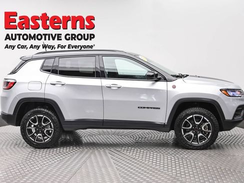 Used 2025 Jeep Compass Trailhawk w/ Trailer Tow Group AWD/4WD image 4