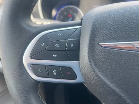 Used 2023 Chrysler Pacifica Touring-L FWD image 19