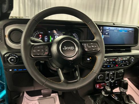 Used 2024 Jeep Wrangler Unlimited AWD/4WD image 15