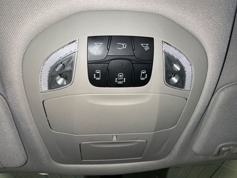 Used 2024 Chrysler Pacifica Touring-L FWD image 17