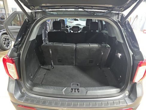 Used 2023 Ford Explorer XLT w/ Equipment Group 202A AWD/4WD image 15