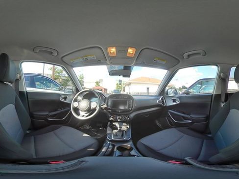 Used 2025 Kia Soul LX w/ LX Technology Package FWD image 40