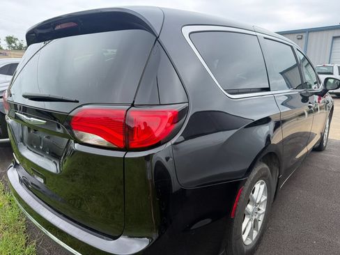 Used 2020 Chrysler Pacifica Touring w/ Cold Weather Group FWD image 7