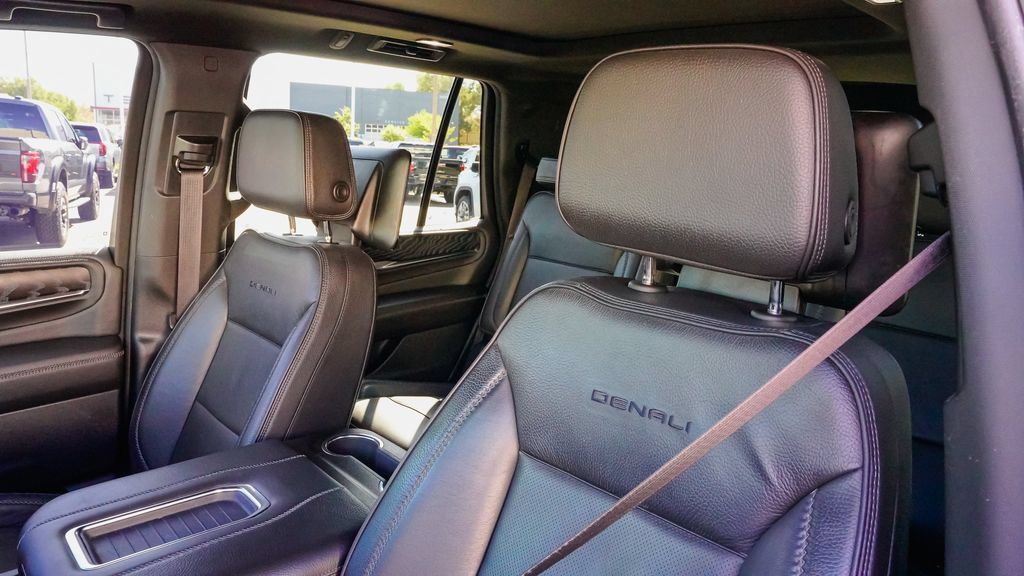 Used 2023 GMC Yukon Denali RWD image 16