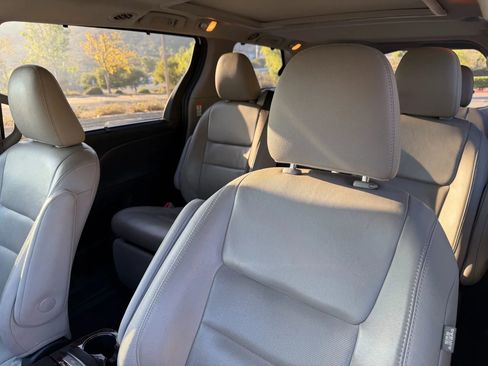 Used 2015 Toyota Sienna XLE image 11