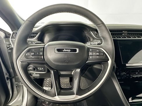 Used 2023 Jeep Grand Cherokee L Laredo image 11