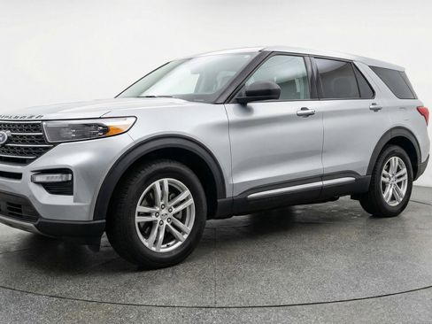 Used 2024 Ford Explorer XLT w/ Equipment Group 202A AWD/4WD image 3