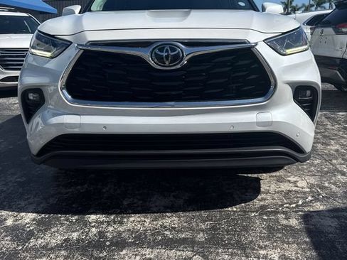 Used 2023 Toyota Highlander Limited FWD image 2