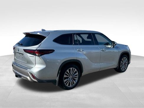 Used 2024 Toyota Highlander Platinum image 7