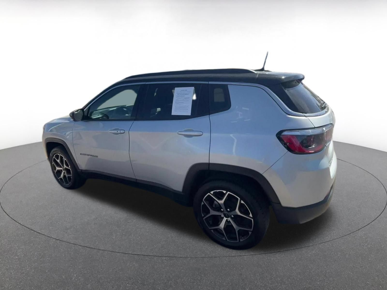 Used 2025 Jeep Compass Limited AWD/4WD image 9