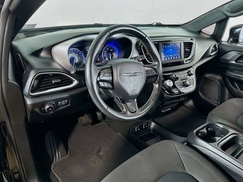 Used 2020 Chrysler Pacifica Touring w/ S Appearance Package image 17