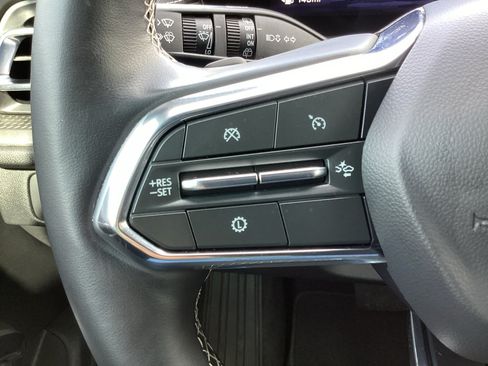 Used 2025 Chevrolet Traverse LT FWD image 34
