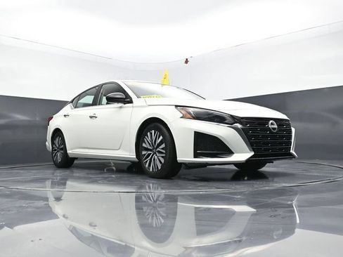 Used 2025 Nissan Altima 2.5 SV FWD image 42