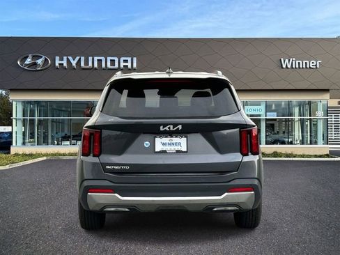 Used 2024 Kia Sorento S FWD image 4