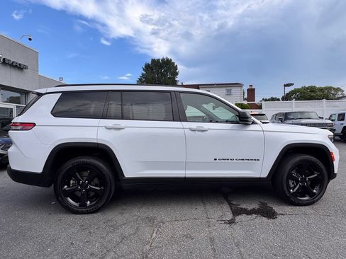 Used 2023 Jeep Grand Cherokee L Altitude AWD/4WD image 8