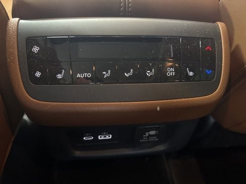 Used 2024 Nissan Pathfinder Platinum image 22