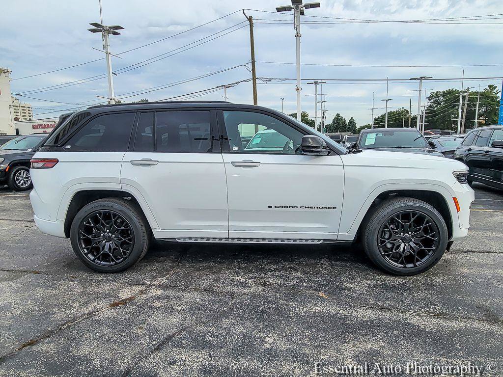 Used 2025 Jeep Grand Cherokee Summit AWD/4WD image 15