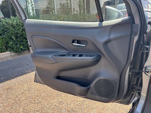 Used 2025 Nissan Versa SV FWD image 18