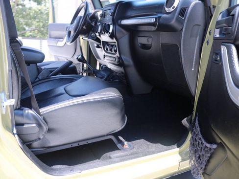Used 2013 Jeep Wrangler Unlimited Rubicon AWD/4WD image 27