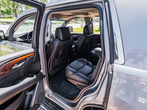 Used 2018 Cadillac Escalade Luxury AWD/4WD image 37