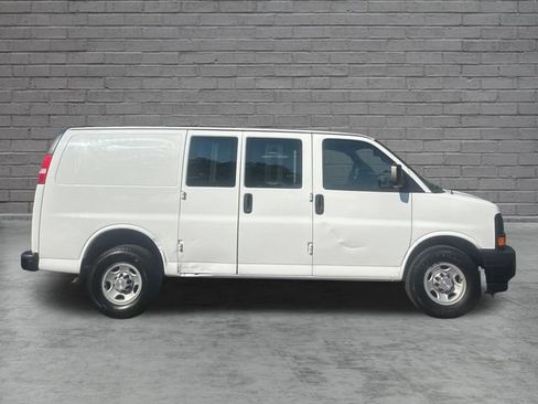 Used 2017 Chevrolet Express 2500 RWD image 8