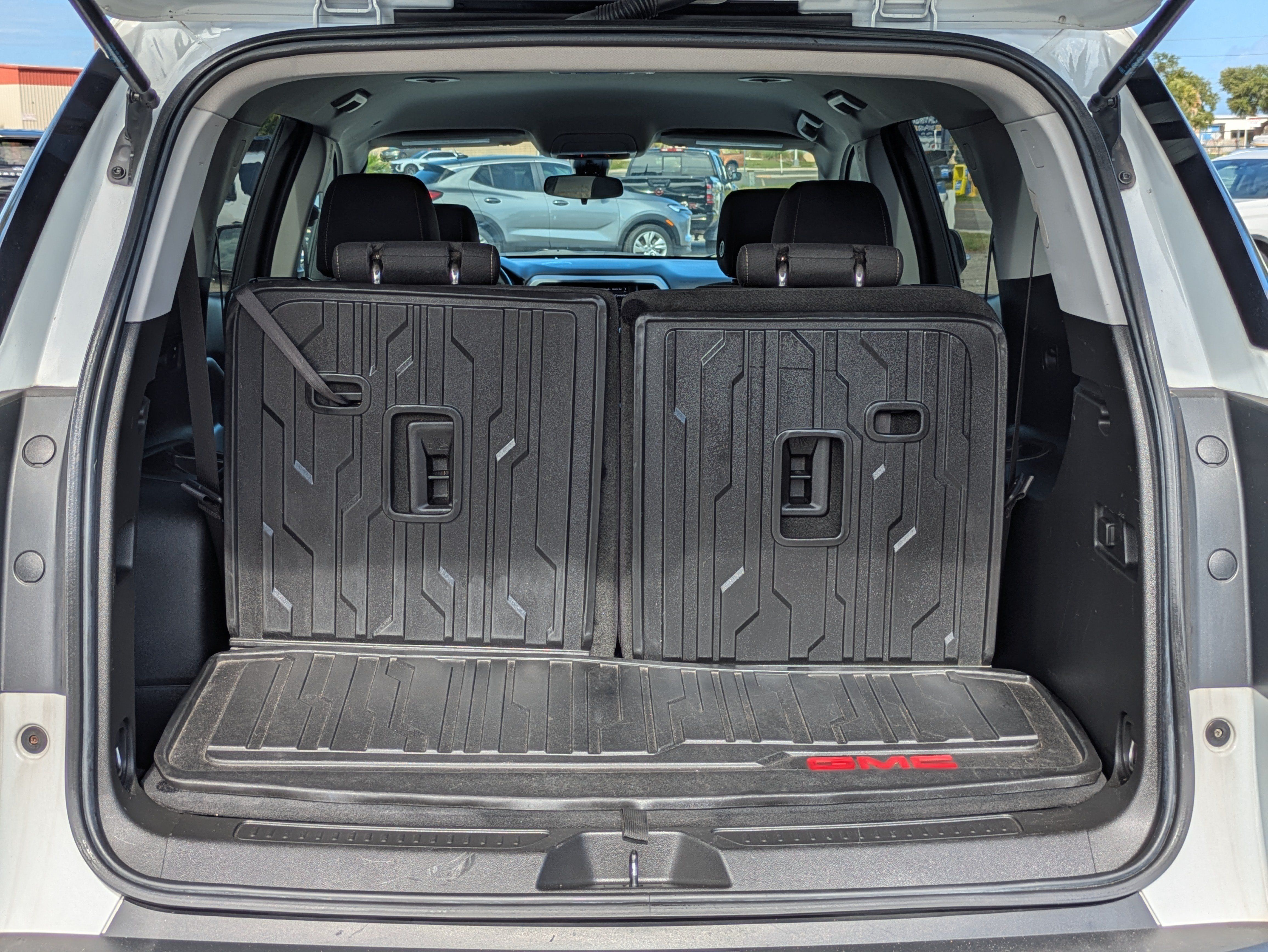 Used 2023 GMC Acadia SLE FWD image 13