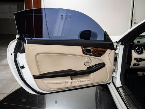 Used 2015 Mercedes-Benz SLK 250 image 29